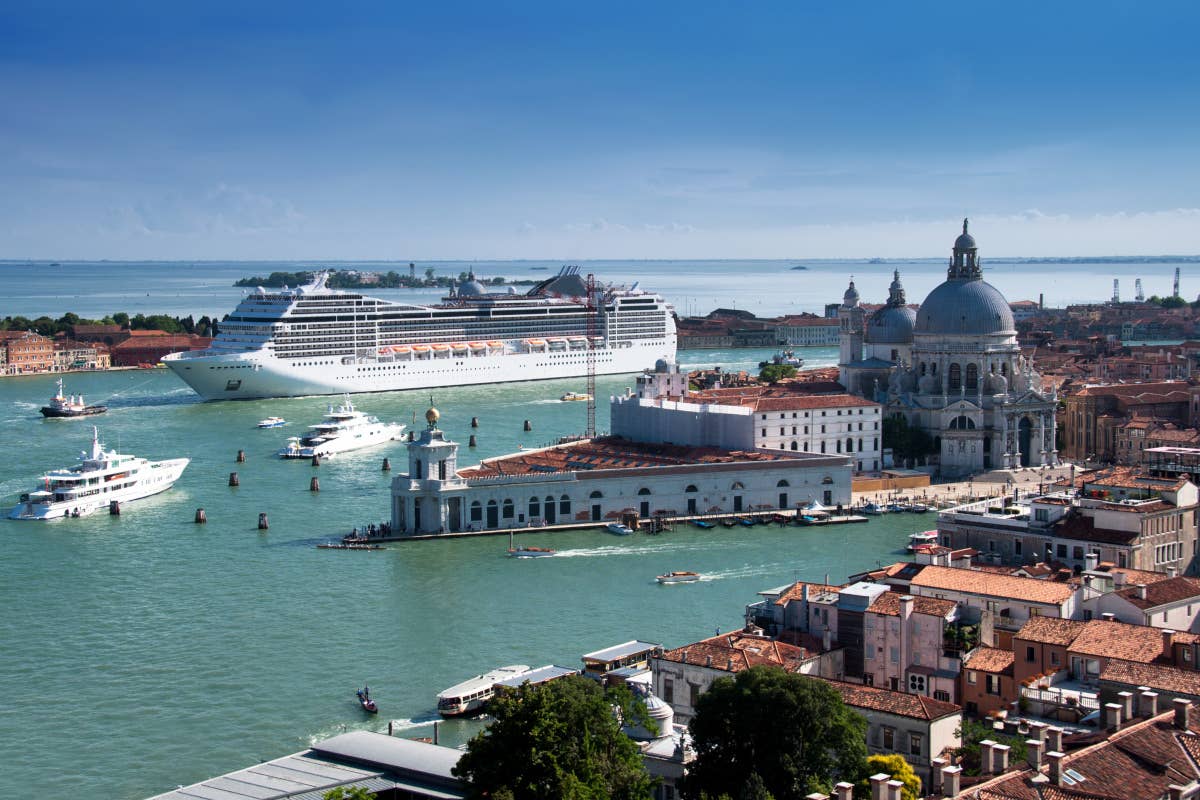 Venezia, la grande fuga delle crociere dalla Laguna: «Futuro a rischio»